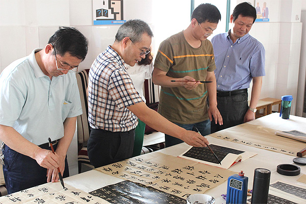 中國人民大學(xué)、北京師范大學(xué)王學(xué)嶺書法工作室在安邦集團面授會(圖1)